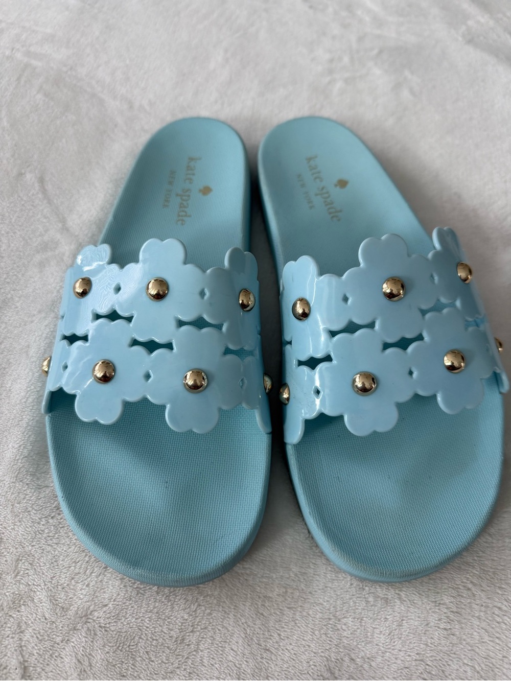 Kate Spade Daisy Pool Slides light blue floral cutouts gold stud details Sz 10